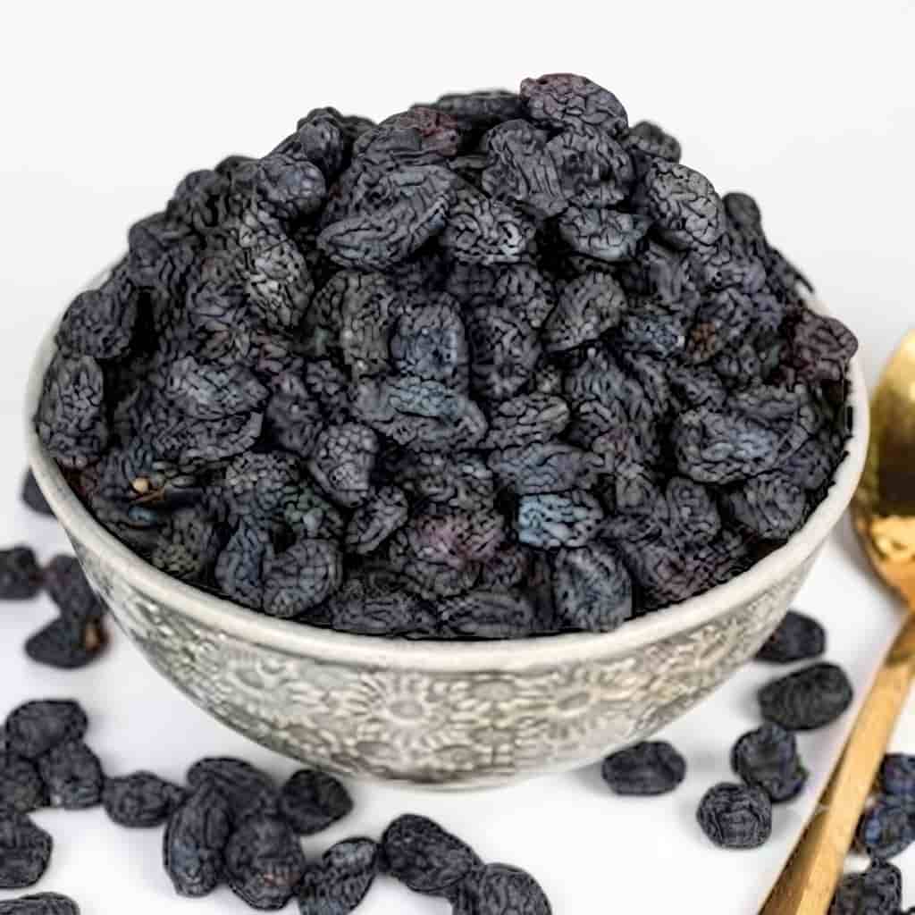 مویز سیاه با طعم شیرین و کیفیت طبیعی ممتاز